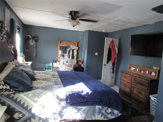 bedroom featuring ceiling fan