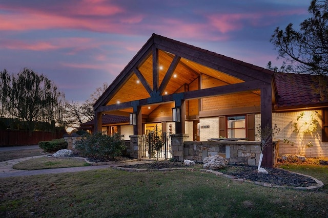 view of front of property featuring a yard