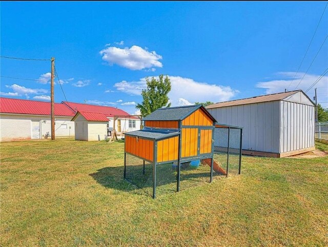 view of yard with an outbuilding