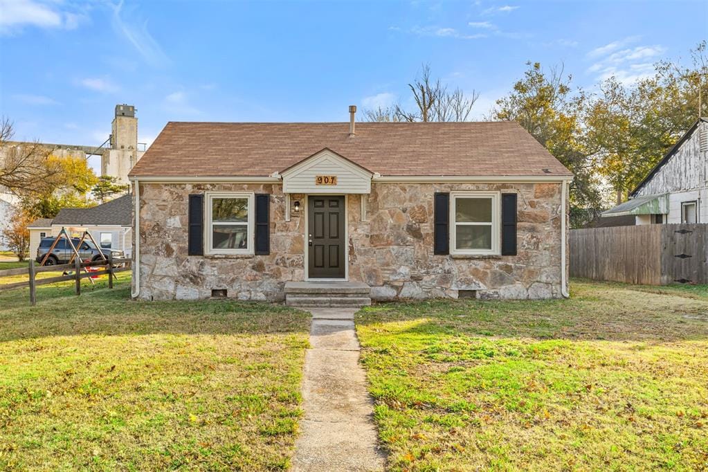 bungalow-style home featuring a front lawn