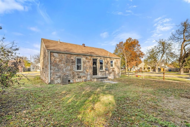 907 S Wilson Ave, El Reno, OK 73036 - back of house with central AC unit and a lawn