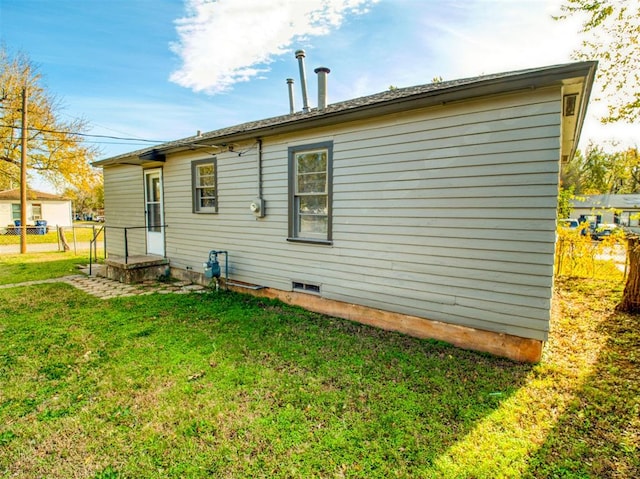 back of house featuring a lawn