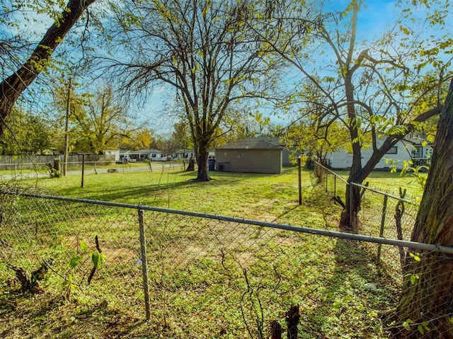 view of yard featuring an outdoor structure