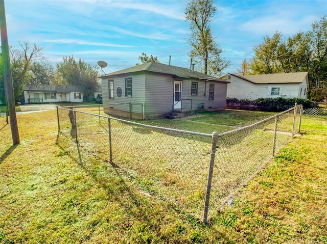 exterior space featuring a front yard