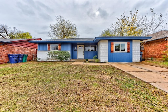 ranch-style home featuring a front lawn