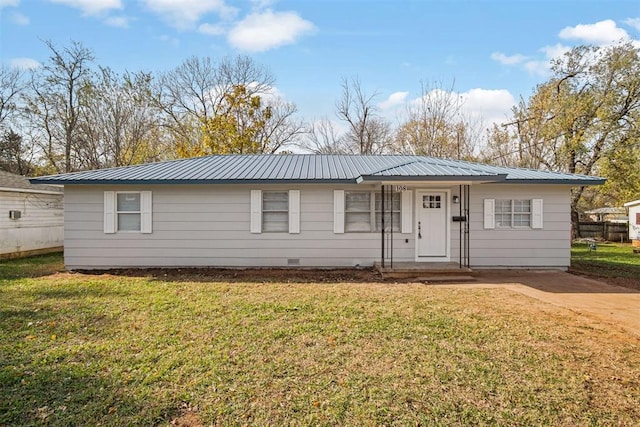 ranch-style home featuring a front lawn