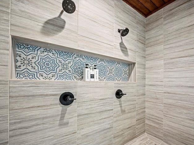 bathroom featuring a tile shower