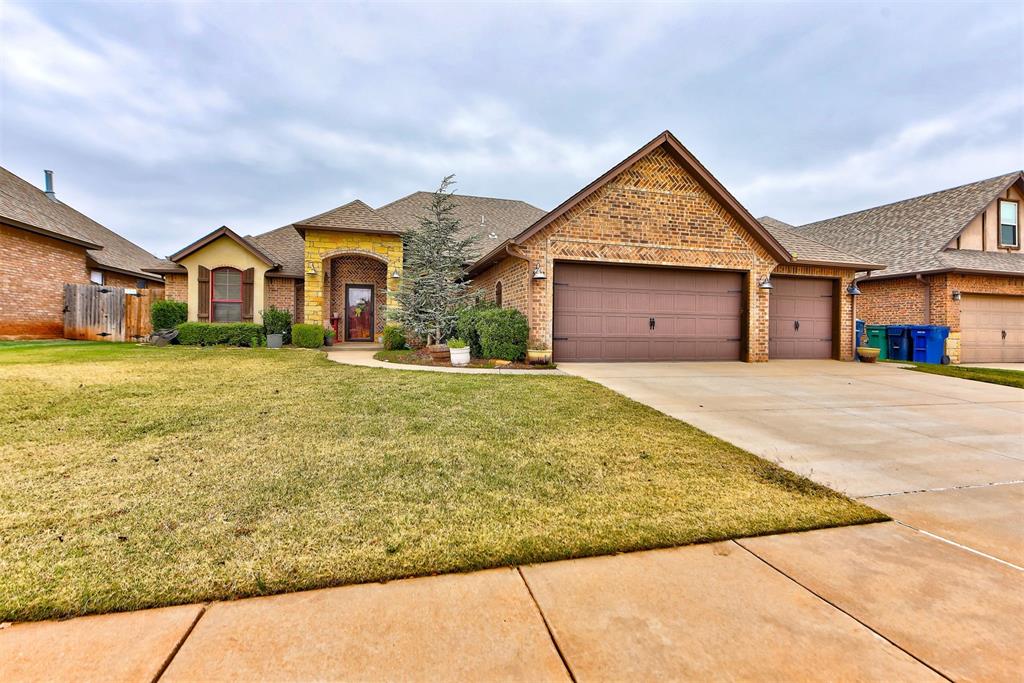 view of front facade with a garage and a front yard