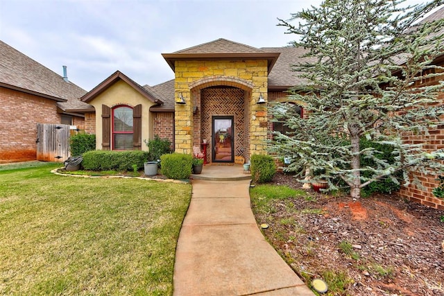 view of front of house featuring a front lawn