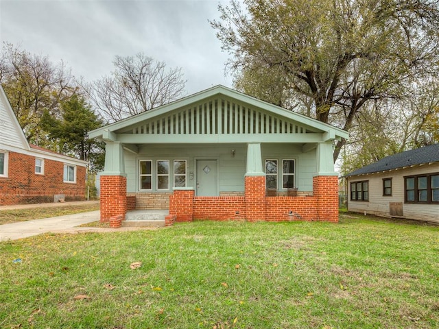 view of front of home featuring a porch and a front lawn