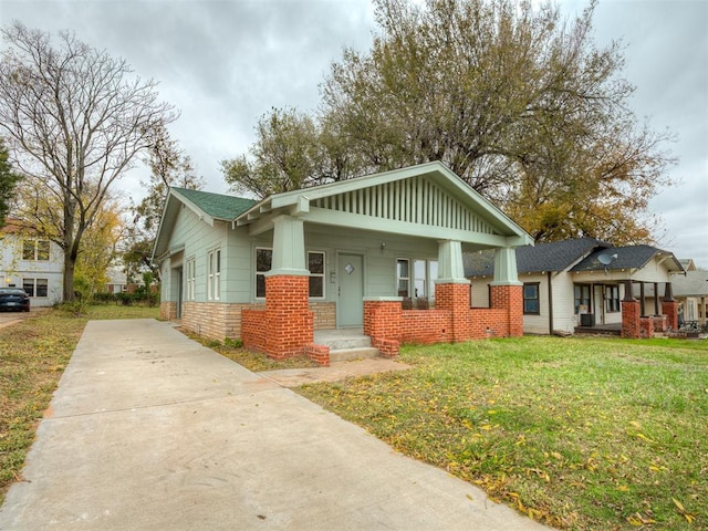 view of front of house featuring a front lawn and covered porch