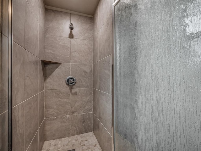 bathroom featuring tiled shower