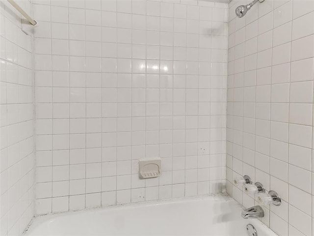 bathroom featuring tiled shower / bath combo