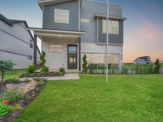 view of front of house featuring a lawn