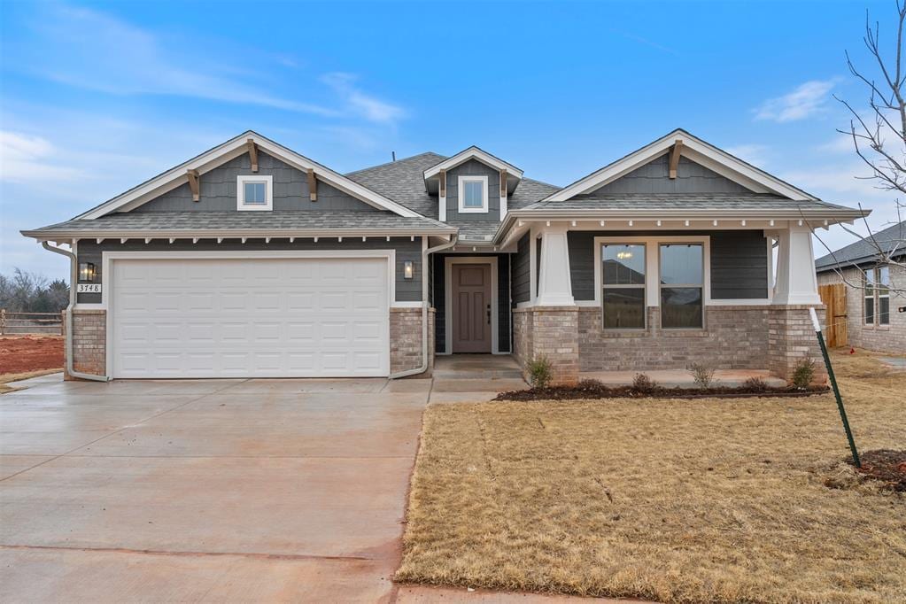 craftsman house featuring a garage