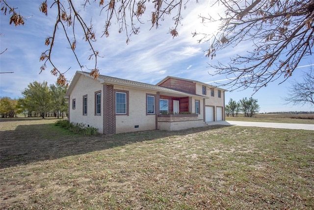 view of front of home featuring a front lawn and a garage