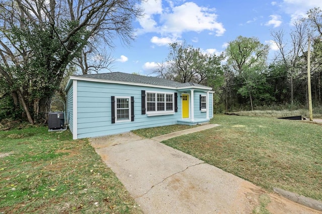 view of front of property featuring central AC unit and a front yard