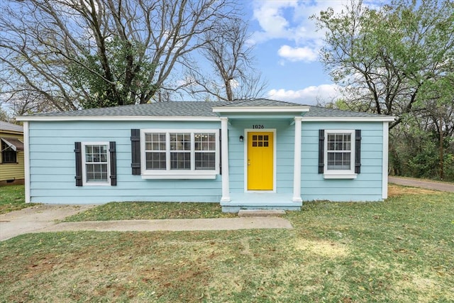 view of front of property featuring a front yard