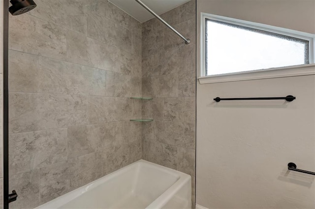 bathroom with tiled shower / bath combo