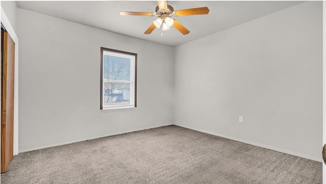 carpeted empty room featuring ceiling fan