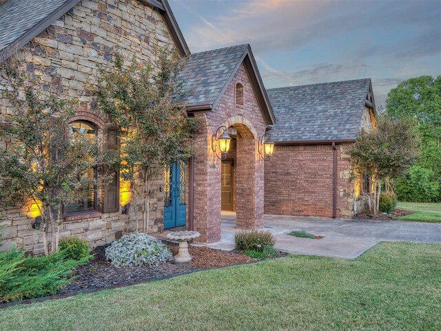 view of front of house featuring a yard