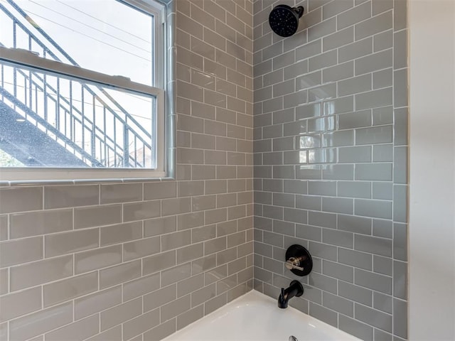 bathroom featuring tiled shower / bath