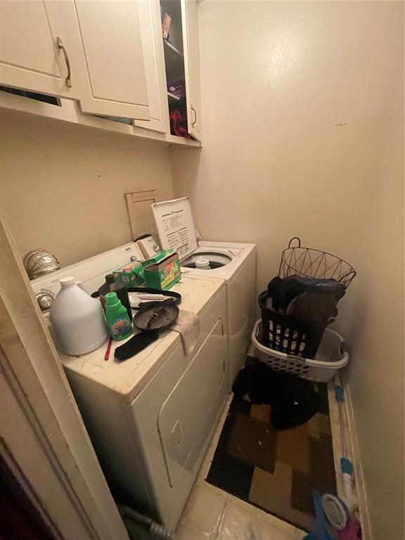 laundry room featuring cabinets and independent washer and dryer