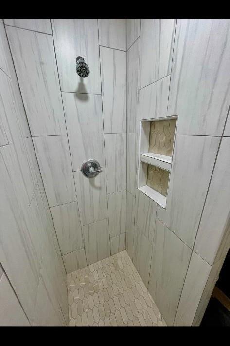 bathroom featuring a tile shower