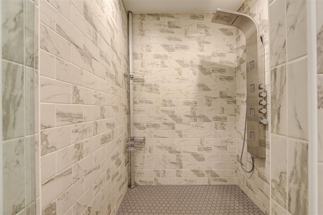 bathroom featuring tiled shower