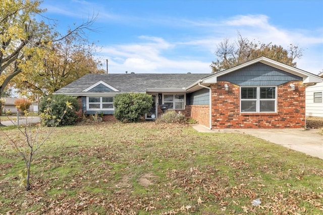 ranch-style house featuring a front lawn