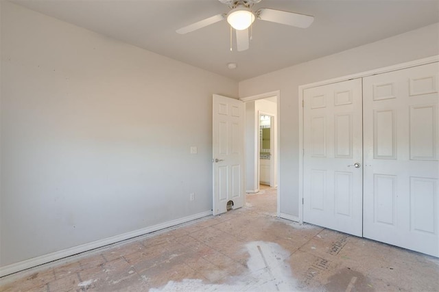 unfurnished bedroom with ceiling fan and a closet