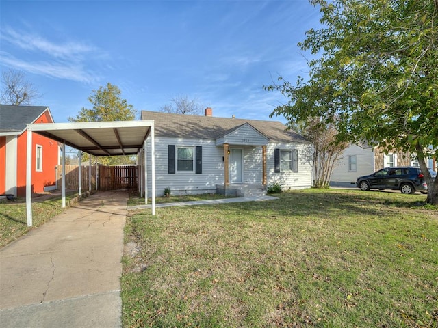 view of front of property featuring a front lawn and a carport