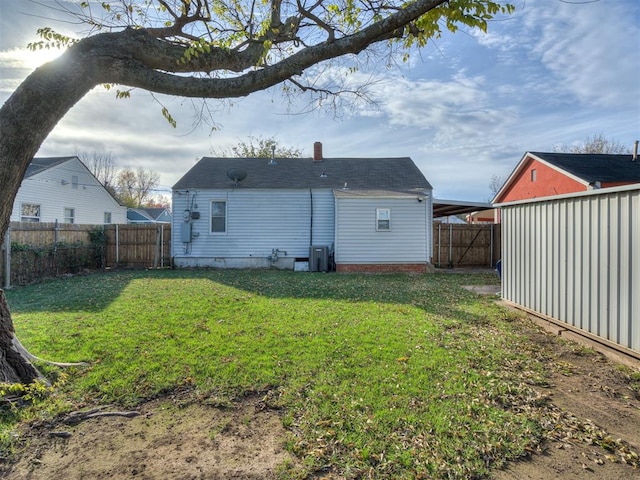 back of house featuring a yard