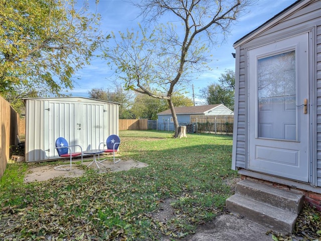 view of yard featuring a storage unit