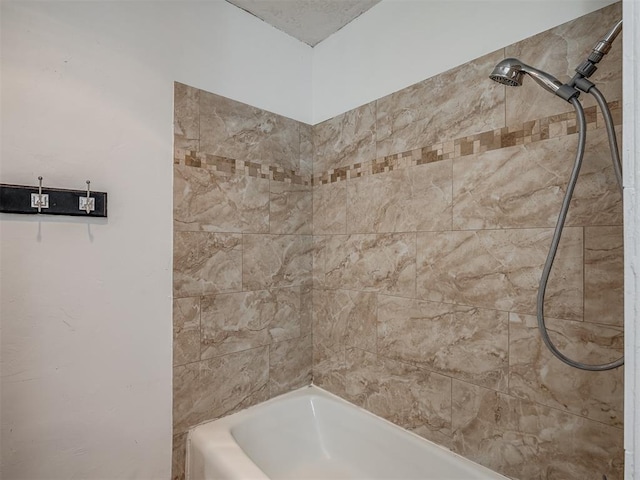 bathroom featuring tiled shower / bath combo