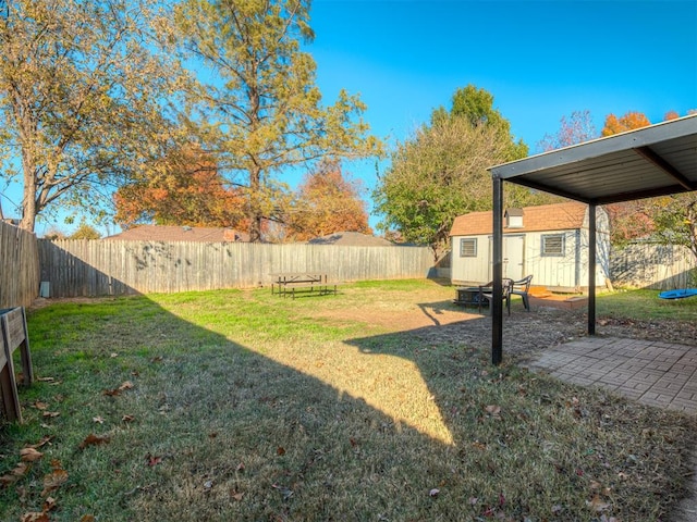 view of yard featuring a shed