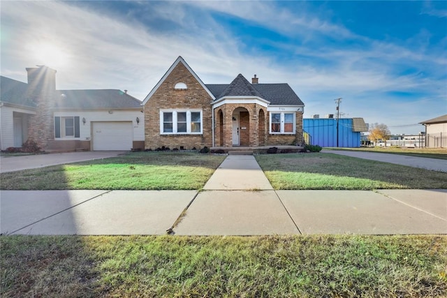 view of front facade with a garage and a front yard