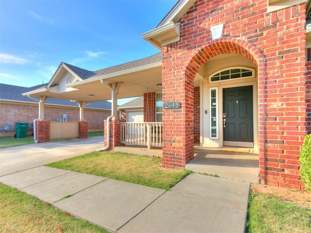 property entrance featuring a porch