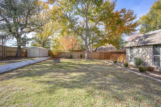 view of yard featuring a shed