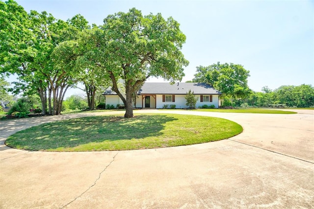 single story home with a front lawn