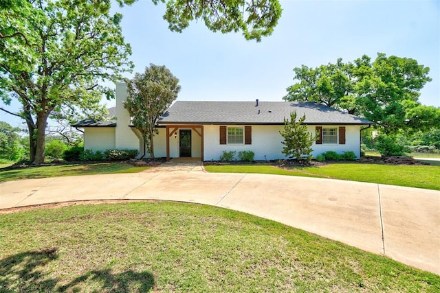 single story home with a front lawn