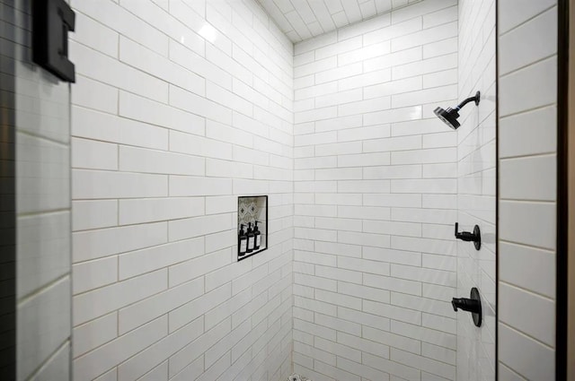 bathroom featuring tiled shower