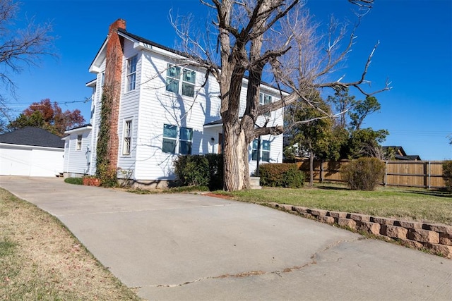 view of front facade with a front yard