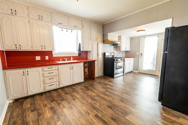 kitchen featuring sink, stainless steel gas range oven, black fridge, dark hardwood / wood-style flooring, and crown molding