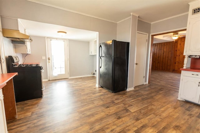 kitchen with dark wood-type flooring, black appliances, ceiling fan, ornamental molding, and white cabinetry