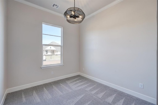 spare room featuring carpet floors, ornamental molding, and a notable chandelier