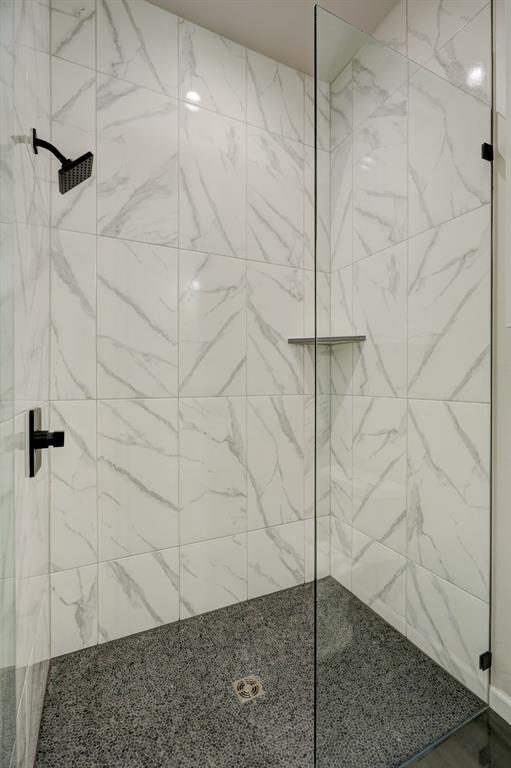 bathroom featuring a tile shower