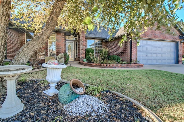 view of front facade featuring a garage and a front lawn