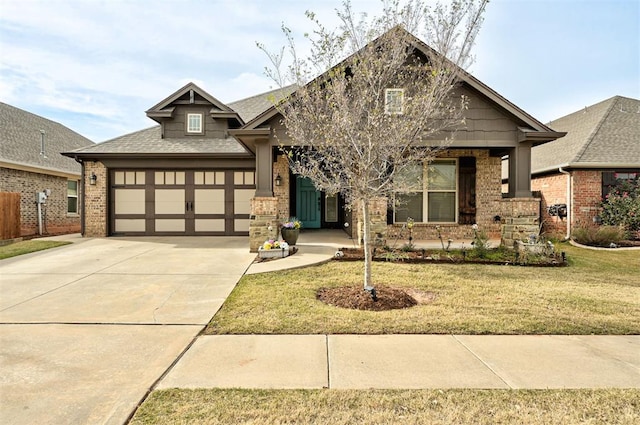 view of front of property featuring a front yard and a garage