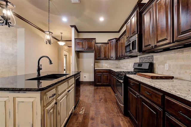 kitchen featuring sink, stainless steel appliances, dark hardwood / wood-style flooring, an island with sink, and ornamental molding